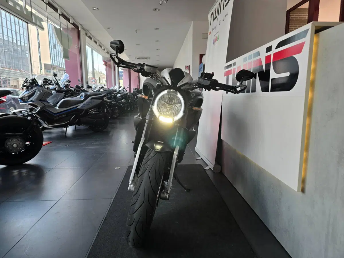 MV Agusta Dragster 800 RR (2021 - 23) (2)