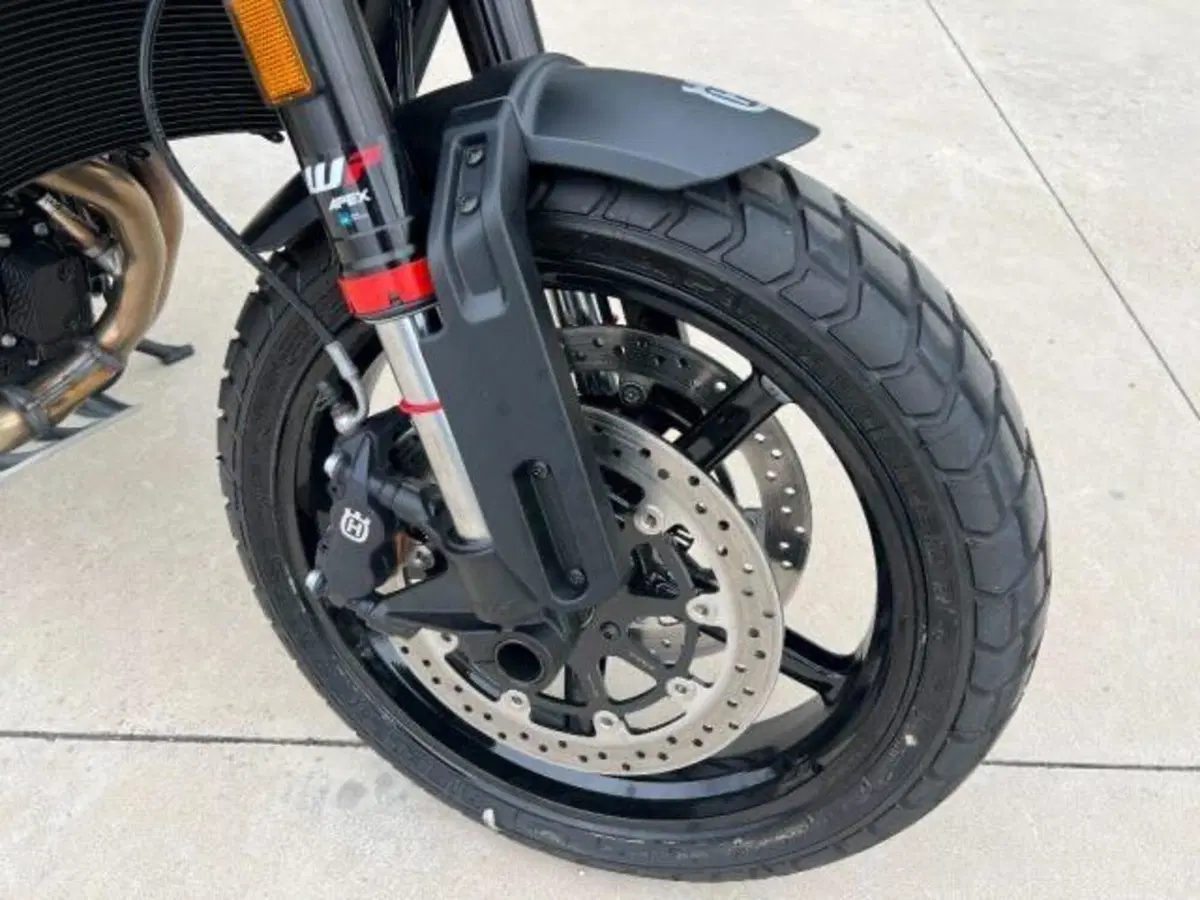 Husqvarna Svartpilen 801 (2024 - 26) (4)