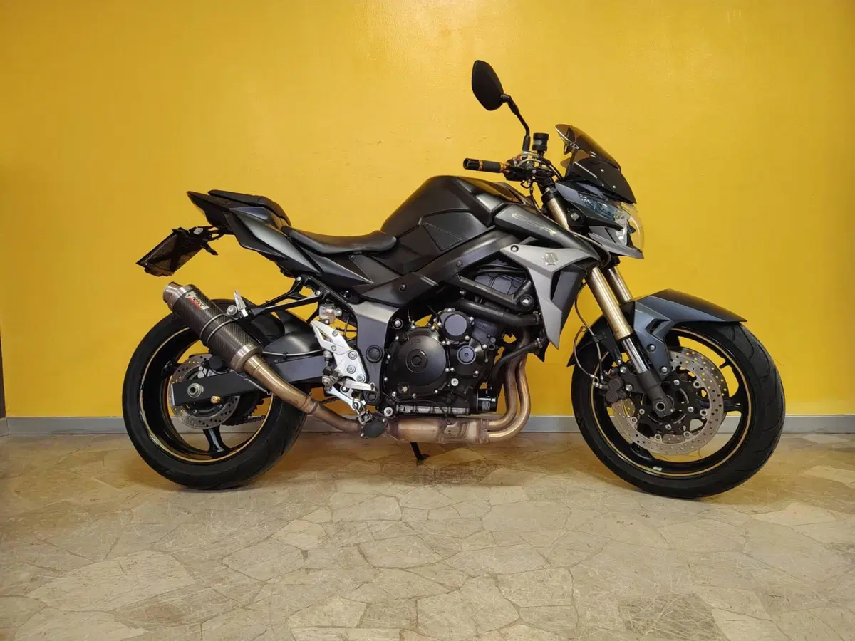 Suzuki GSR 750 (2010 - 15) (3)