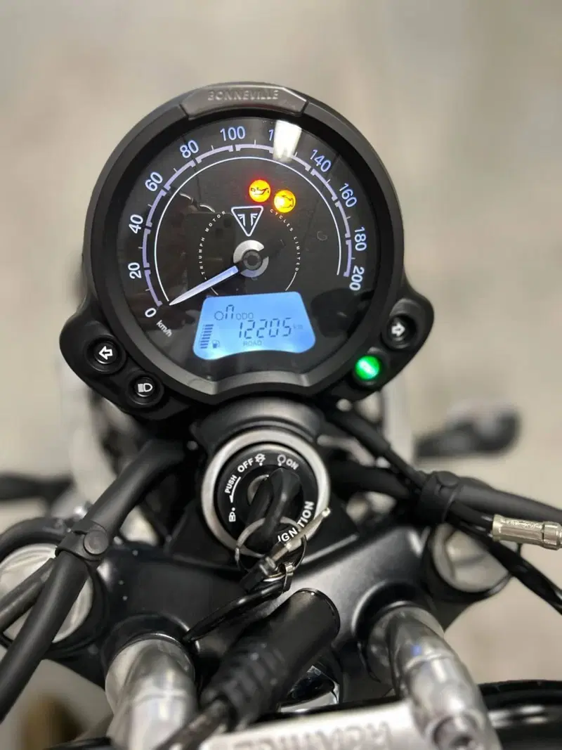 Triumph Street Twin 900 (2021 - 22) (4)