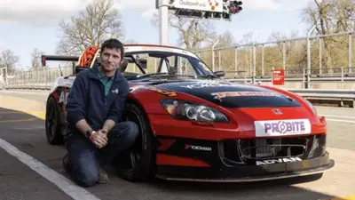 Dalle due alle quattro ruote (ma sempre Honda), Guy Martin debutta in auto a Silverstone!
