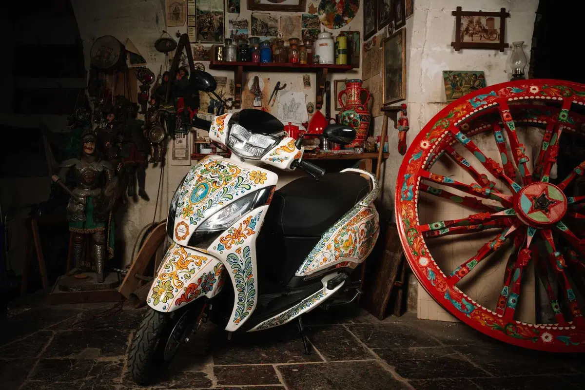 TVS Motor e Cinabro Carrettieri trasformano lo scooter Jupiter 125 in un capolavoro siciliano (11)