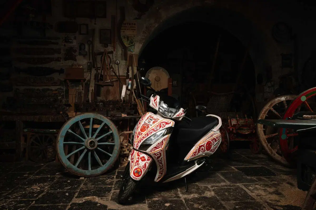 TVS Motor e Cinabro Carrettieri trasformano lo scooter Jupiter 125 in un capolavoro siciliano (18)