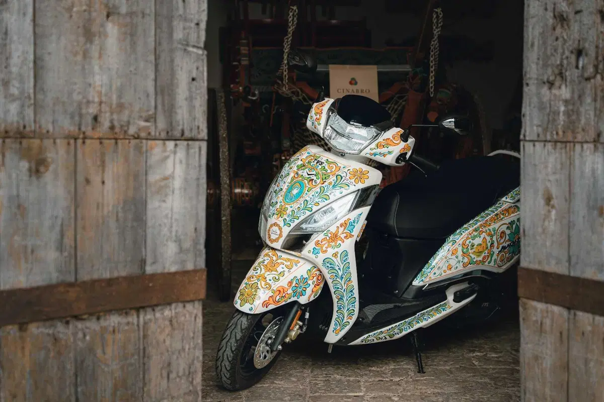 TVS Motor e Cinabro Carrettieri trasformano lo scooter Jupiter 125 in un capolavoro siciliano (53)