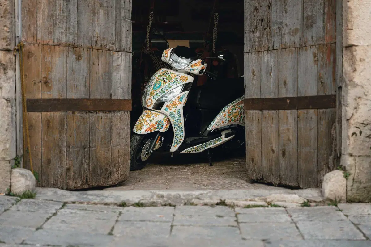 TVS Motor e Cinabro Carrettieri trasformano lo scooter Jupiter 125 in un capolavoro siciliano (55)