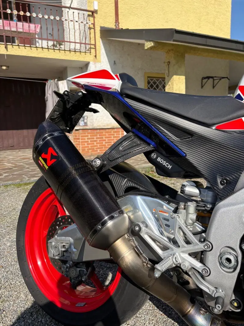 Aprilia Tuono V4 Factory (2017 - 18) (3)