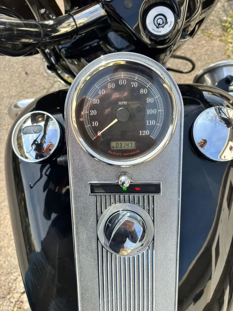 Harley-Davidson 1690 Road King (2008 - 09) - FLHR (4)