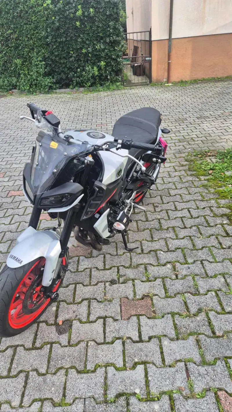 Yamaha MT-09 (2017 - 20) (4)