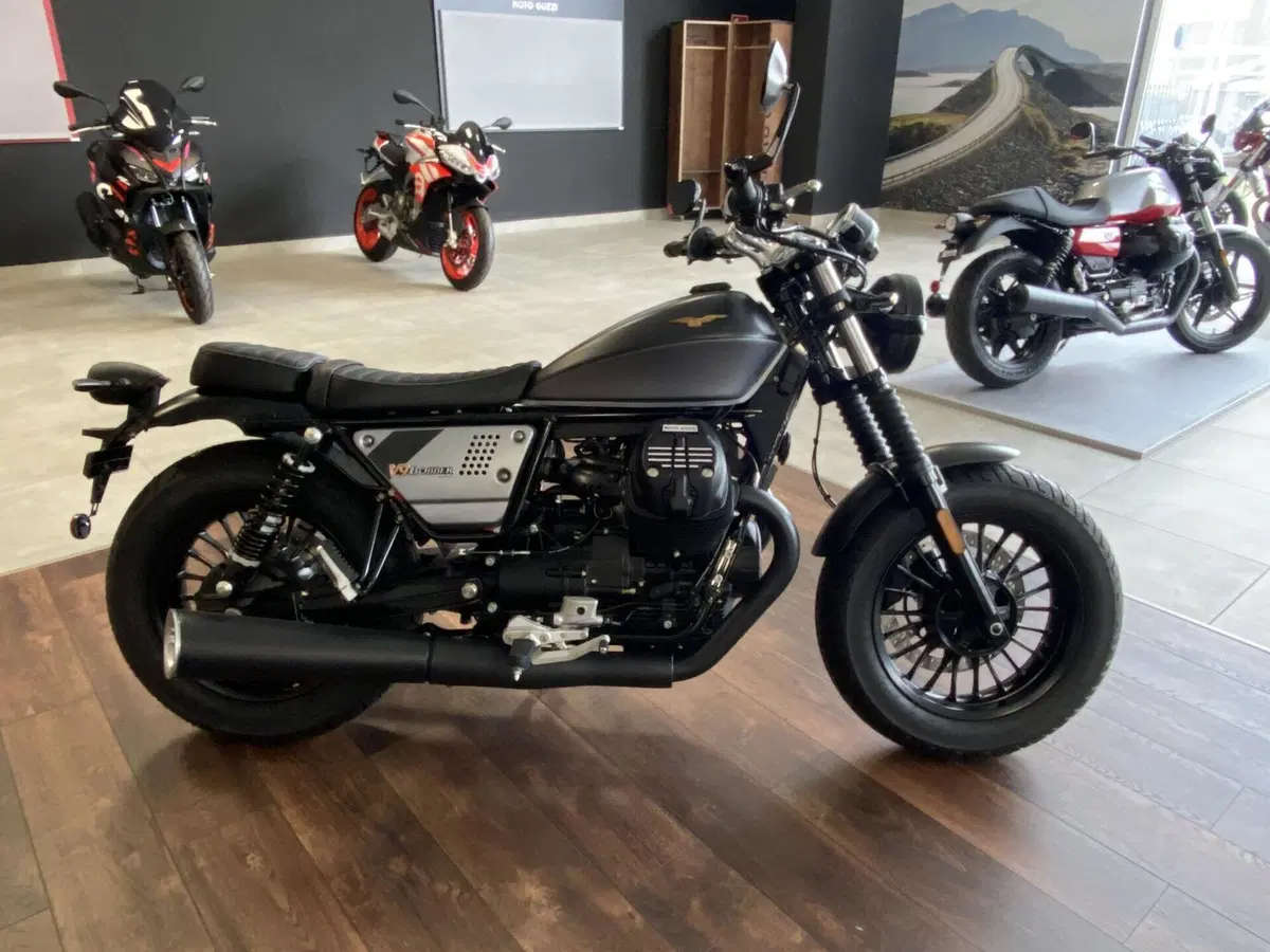 Moto Guzzi V9 Bobber Special Edition (2023 - 25) (3)