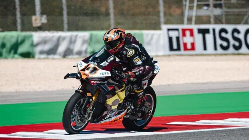 SBK 2026. GP del Portogallo a Portimao. Sam Lowes davanti a Nicol&ograve; Bulega nelle FP1 