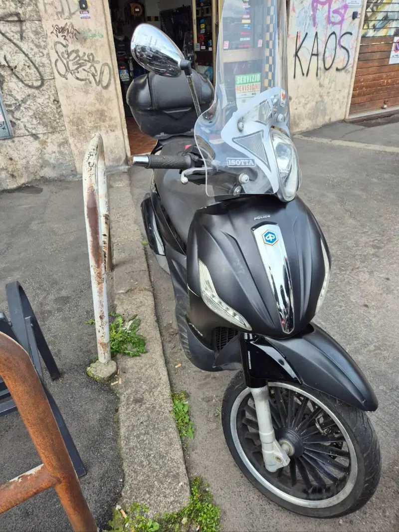 Piaggio Beverly 300 i.e. Police ABS-ASR (2017 - 20) (3)