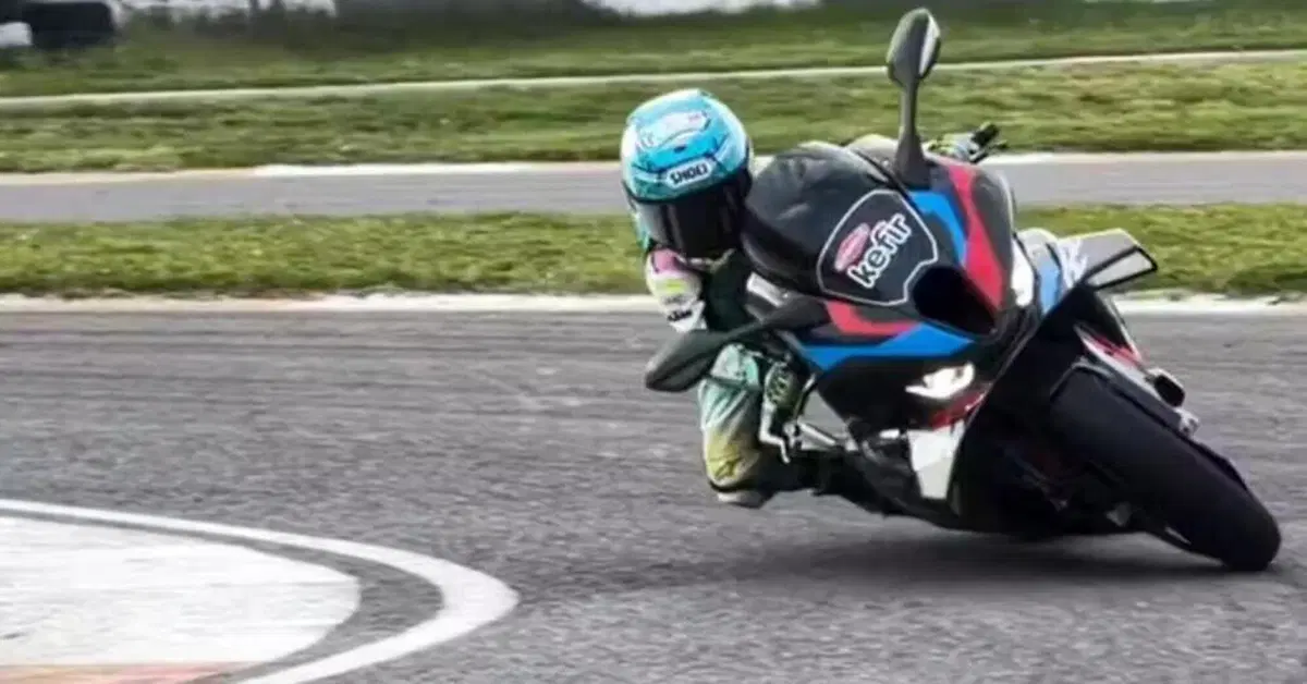 A 6 anni sulla BMW M 1000 RR: la nuova prodezza in favore di social di Zayn Sofuoglu