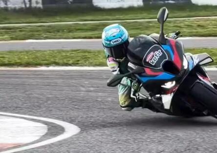 A 6 anni sulla BMW M 1000 RR: la nuova prodezza in favore di social di Zayn Sofuoglu