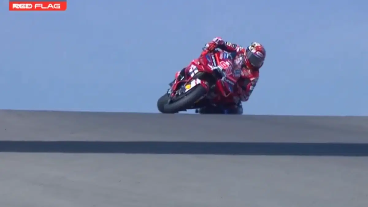 La caduta di Marquez nelle FP1 del GP delle Americhe 2026 (3)