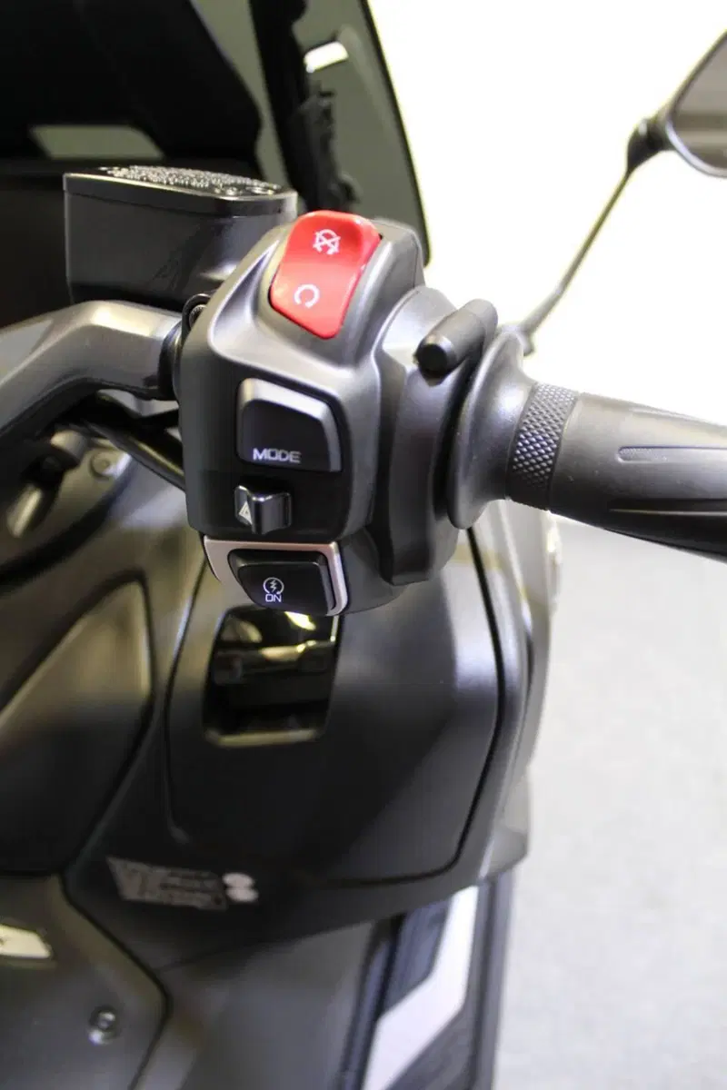 Yamaha T-Max 560 (2025 - 26) (9)