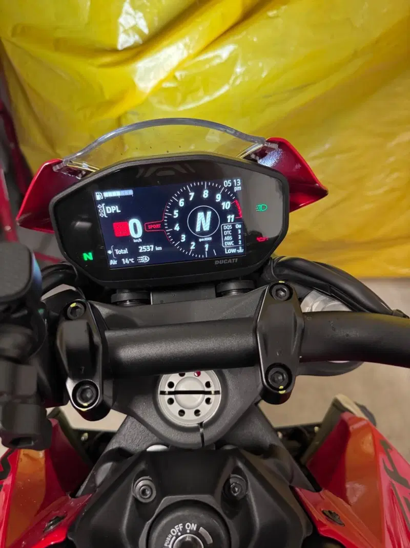 Ducati Monster 937 + (2021 - 25) (19)