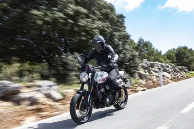 Triumph Tracker 400 2026 TEST: la prova della nuova Flat Track per patente A2 [VIDEO E GALLERY]