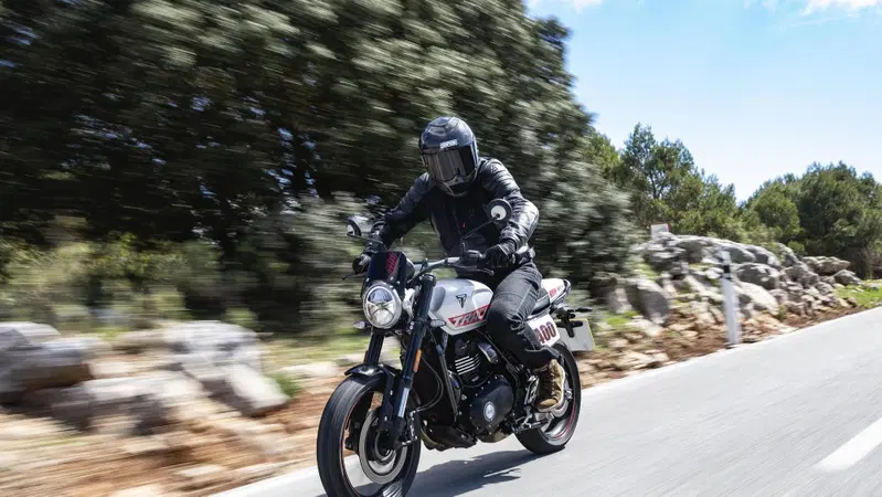 Triumph Tracker 400 2026 TEST: la prova della nuova Flat Track per patente A2 [VIDEO E GALLERY]
