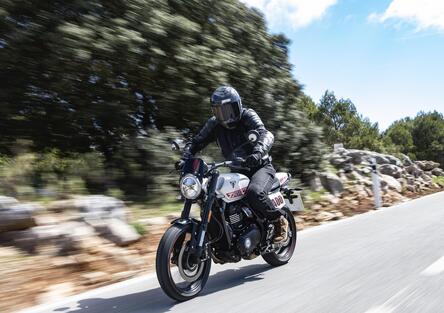 Triumph Tracker 400 2026 TEST: la prova della nuova Flat Track per patente A2 [GALLERY]