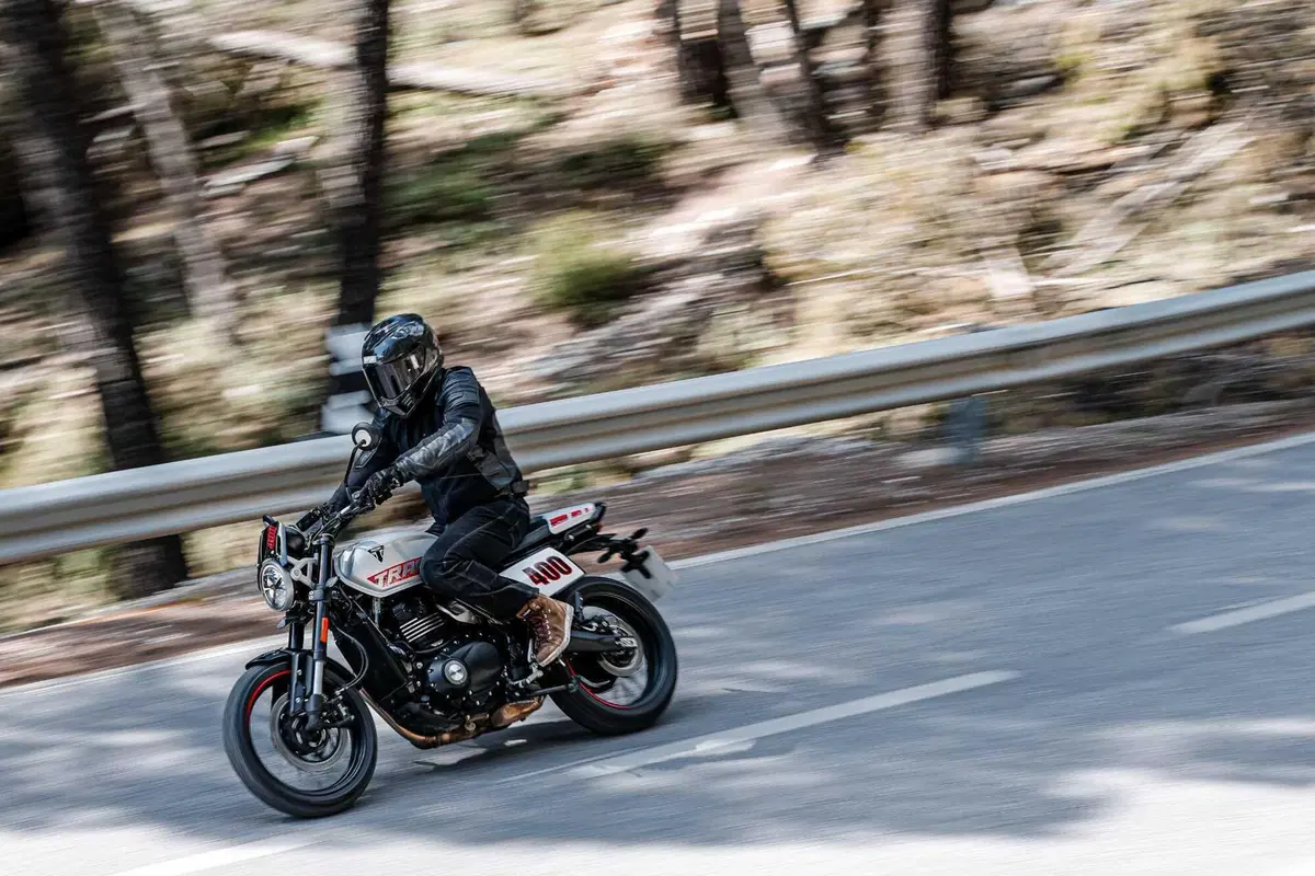 Triumph Tracker 400 2026 test [VIDEO E GALLERY] (2)