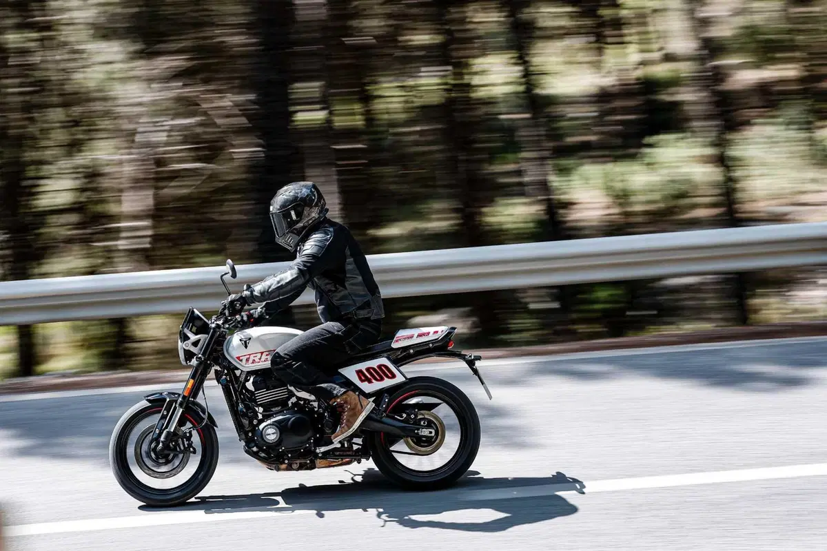 Triumph Tracker 400 2026 test [VIDEO E GALLERY] (3)