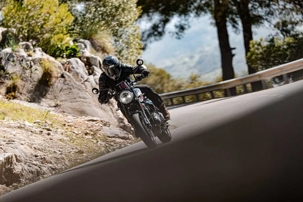 Triumph Tracker 400 2026 test [VIDEO E GALLERY] (4)