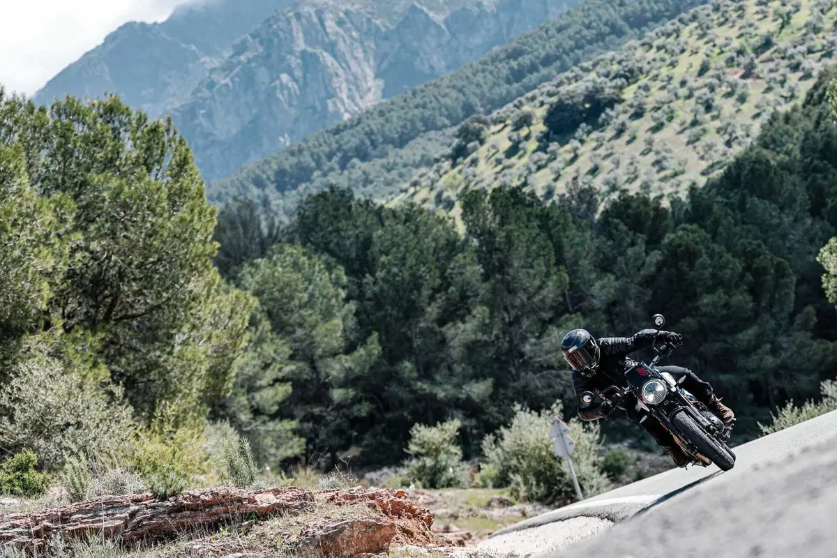 Triumph Tracker 400 2026 test [VIDEO E GALLERY] (7)