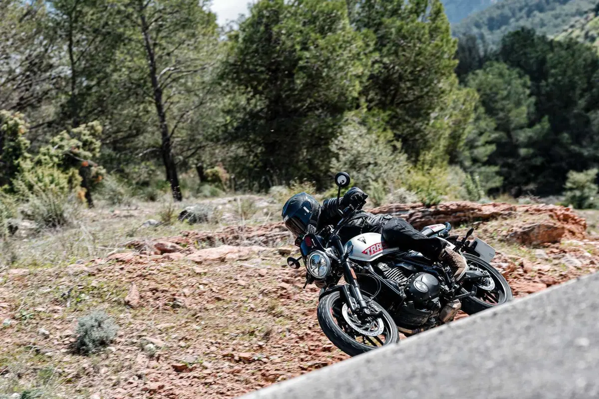 Triumph Tracker 400 2026 test [VIDEO E GALLERY] (8)