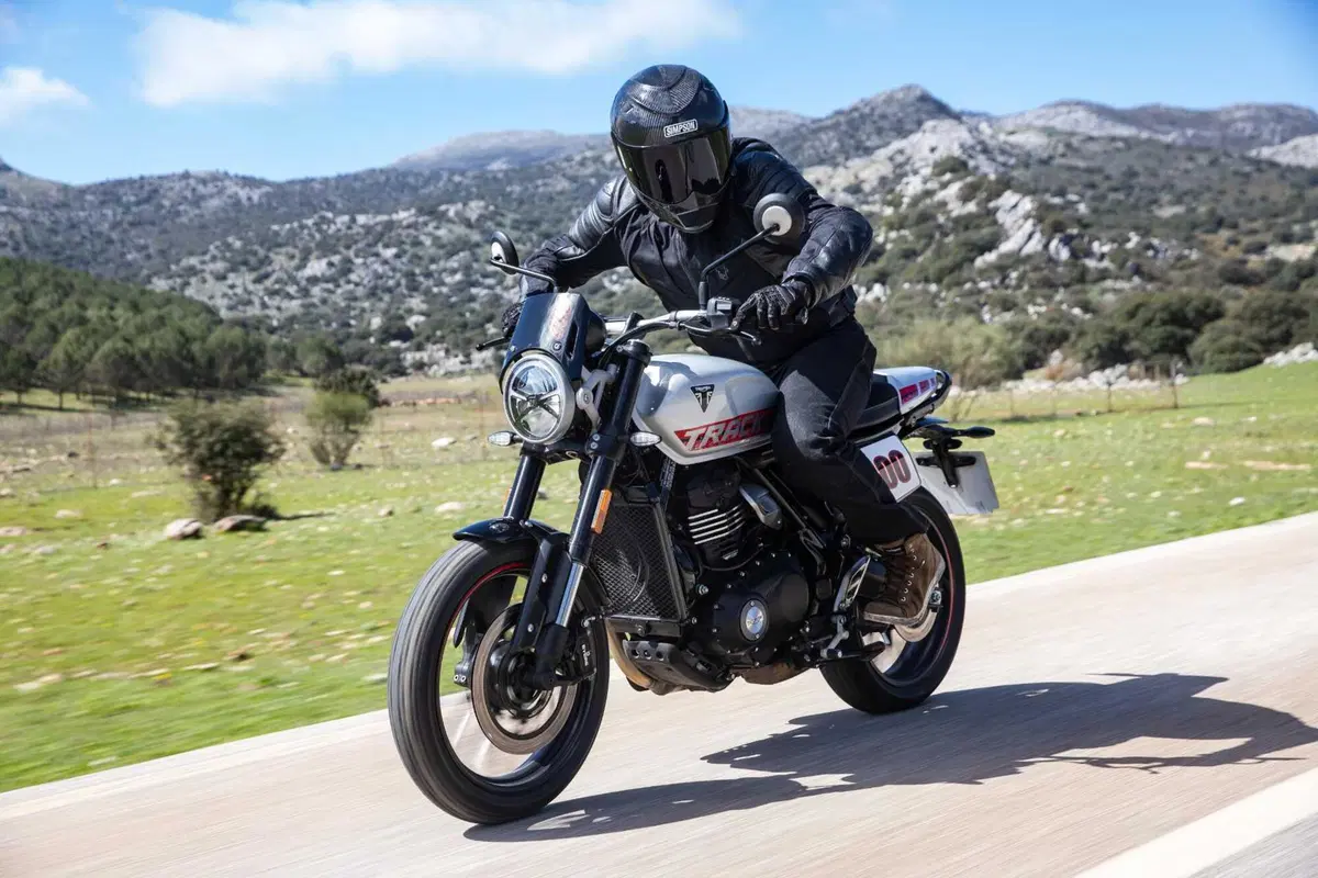 Triumph Tracker 400 2026 test [VIDEO E GALLERY] (9)
