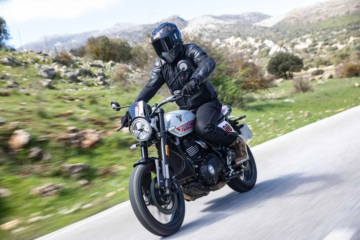 Triumph Tracker 400 2026 test [VIDEO E GALLERY] (10)