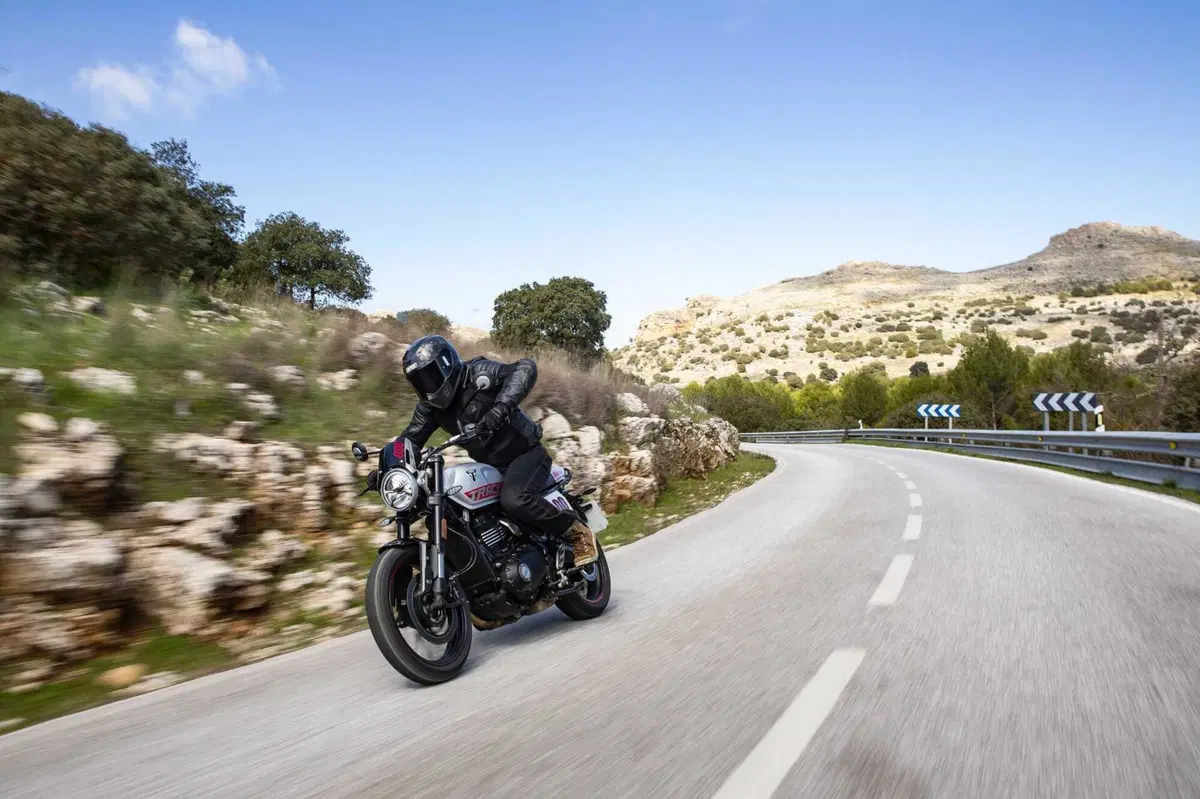 Triumph Tracker 400 2026 test [VIDEO E GALLERY] (11)