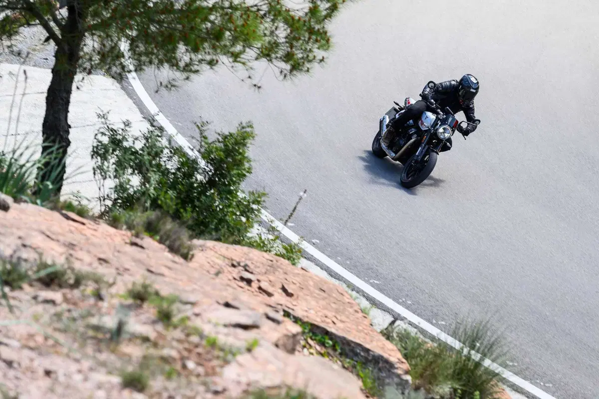 Triumph Tracker 400 2026 test [VIDEO E GALLERY] (17)