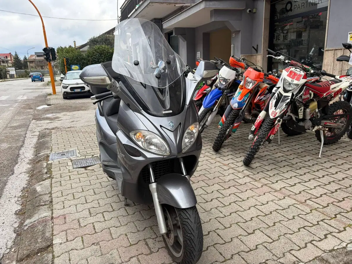 Piaggio X9 200 Evolution (2)