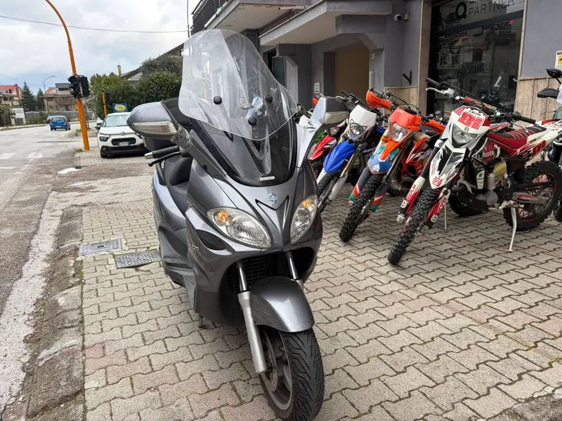 Piaggio X9 200 Evolution (2)
