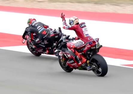 Penalità per Bezzecchi e Marini per aver rallentato Marquez in qualifica: dovranno cedere due posizioni in griglia [VIDEO]