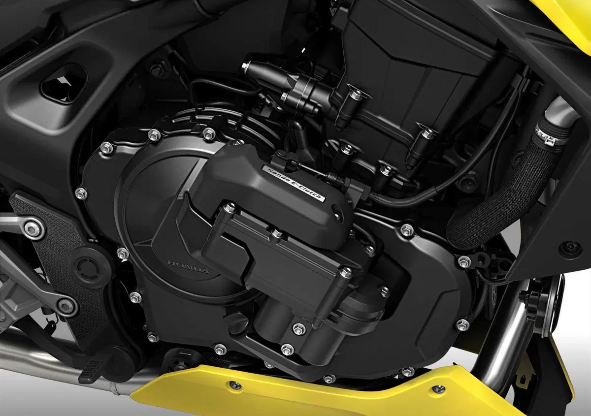 Honda Hornet 750 2026 E-Clutch: è davvero efficace questa frizione automatica? [VIDEO] (13)
