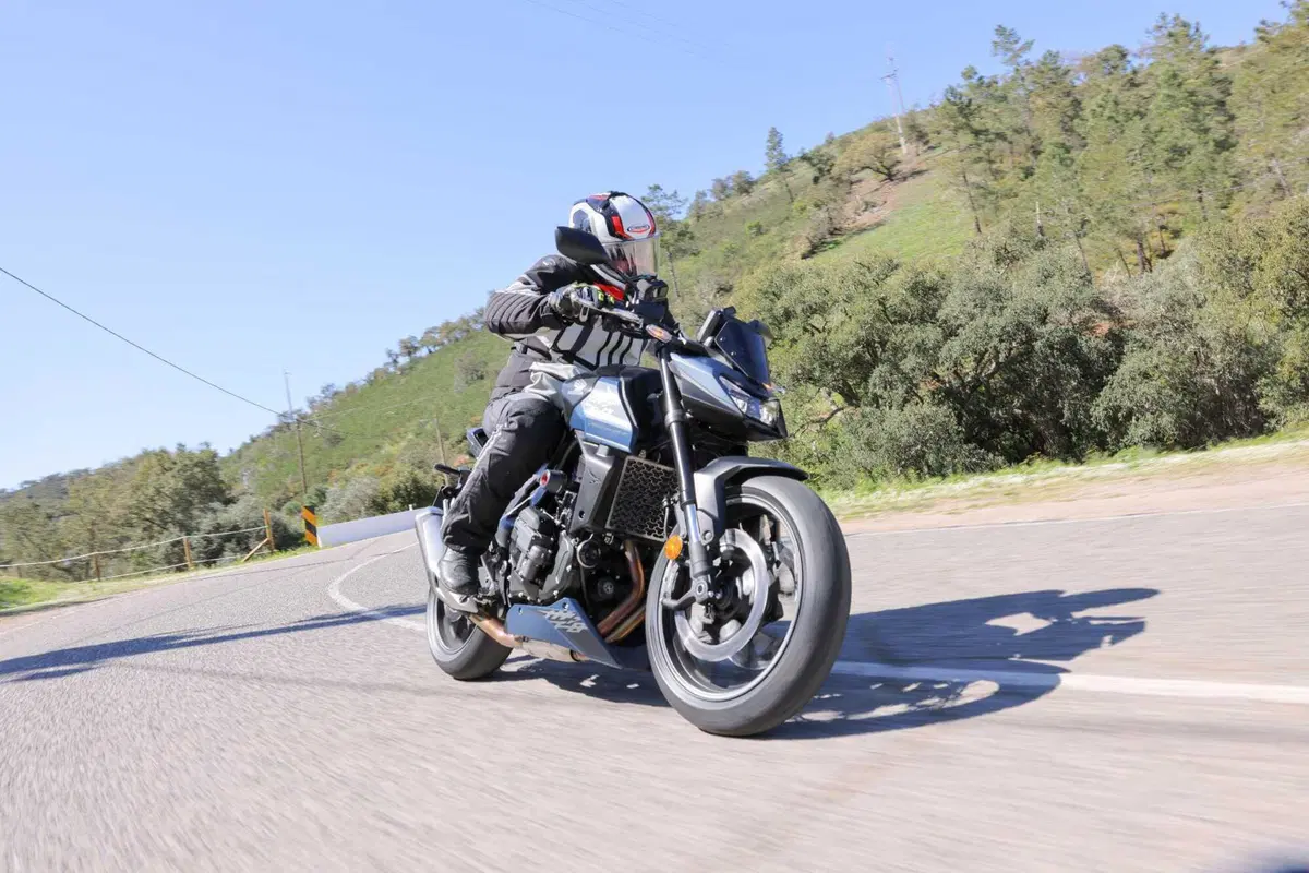 Honda Hornet 750 2026 E-Clutch: è davvero efficace questa frizione automatica? [VIDEO] (2)