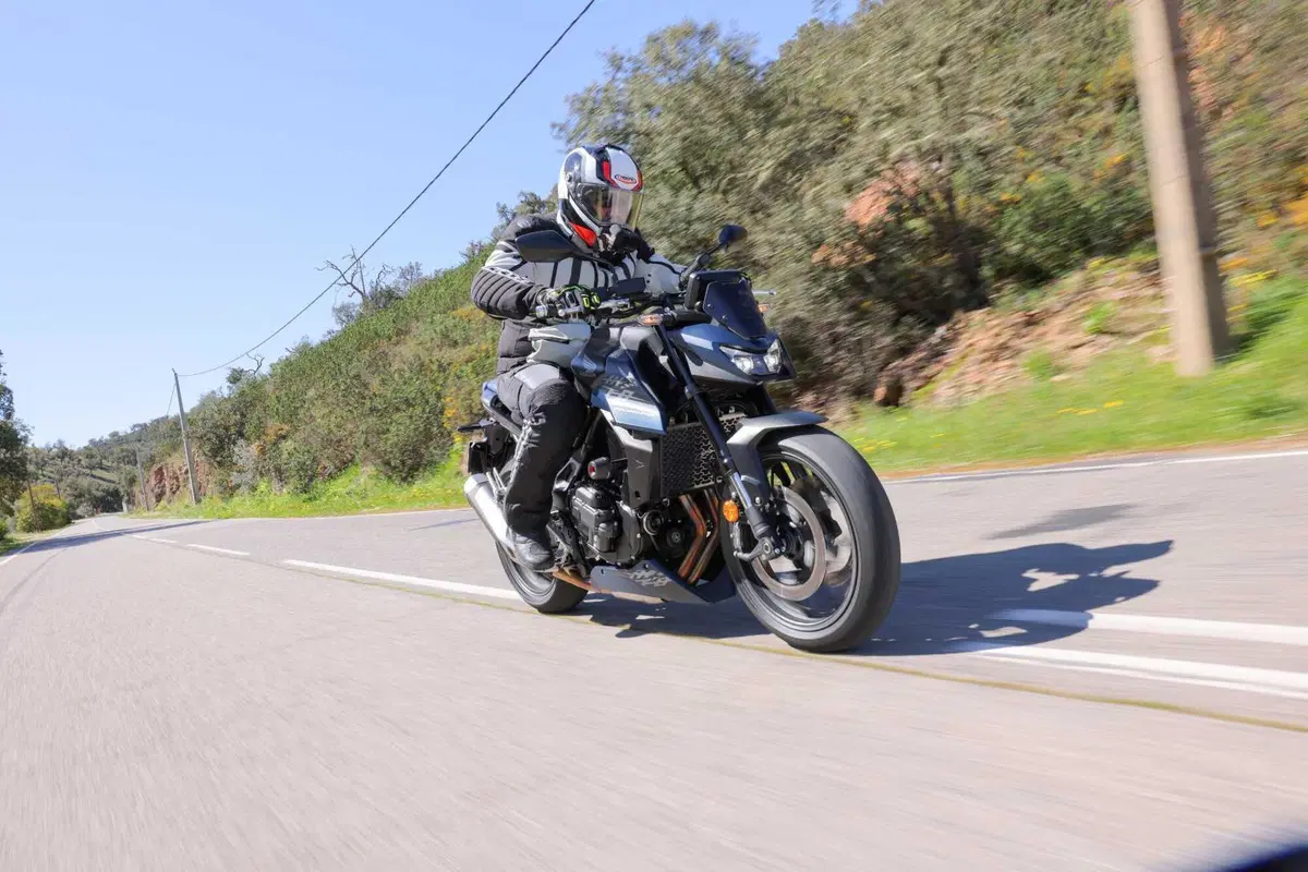 Honda Hornet 750 2026 E-Clutch: è davvero efficace questa frizione automatica? [VIDEO] (3)