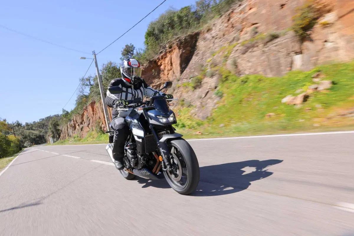 Honda Hornet 750 2026 E-Clutch: è davvero efficace questa frizione automatica? [VIDEO] (4)