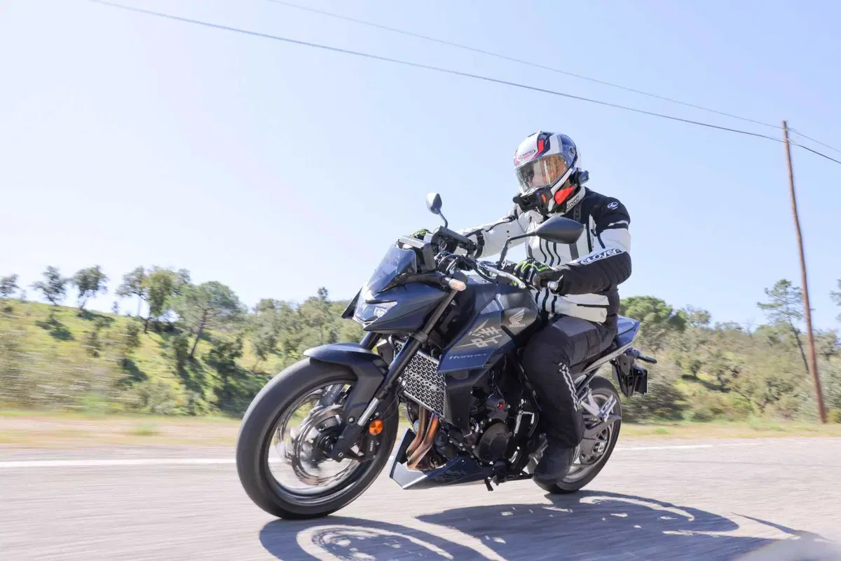 Honda Hornet 750 2026 E-Clutch: è davvero efficace questa frizione automatica? [VIDEO] (5)