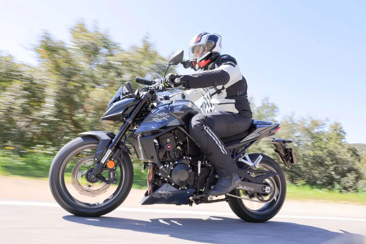 Honda Hornet 750 2026 E-Clutch: è davvero efficace questa frizione automatica? [VIDEO] (6)