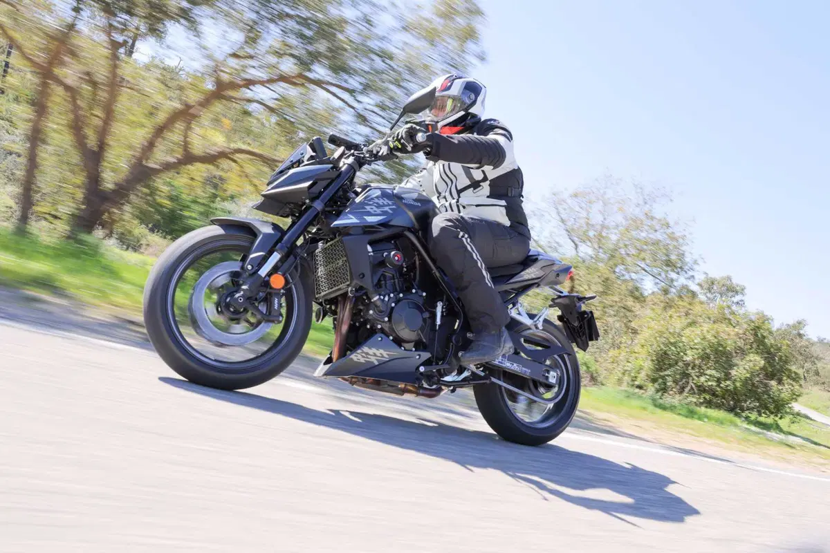 Honda Hornet 750 2026 E-Clutch: è davvero efficace questa frizione automatica? [VIDEO] (7)