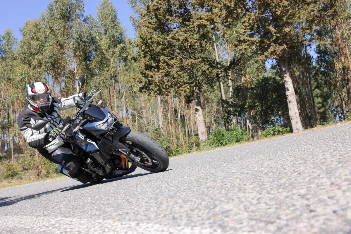 Honda Hornet 750 2026 E-Clutch: è davvero efficace questa frizione automatica? [VIDEO] (10)