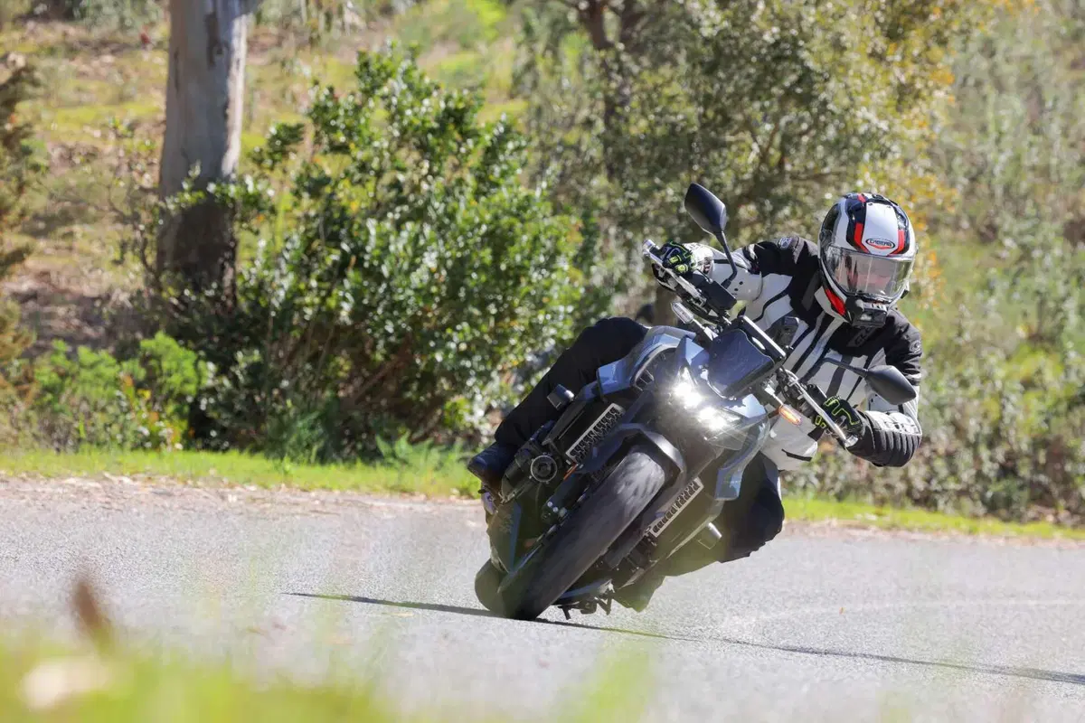 Honda Hornet 750 2026 E-Clutch: è davvero efficace questa frizione automatica? [VIDEO] (12)
