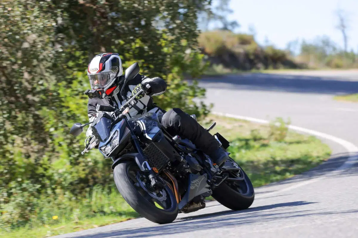 Honda Hornet 750 2026 E-Clutch: è davvero efficace questa frizione automatica? [VIDEO] (13)