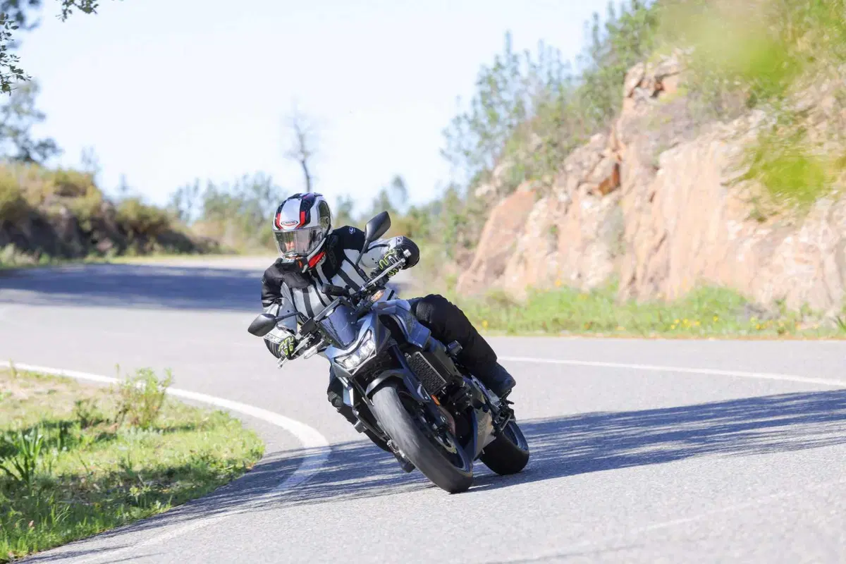 Honda Hornet 750 2026 E-Clutch: è davvero efficace questa frizione automatica? [VIDEO] (14)