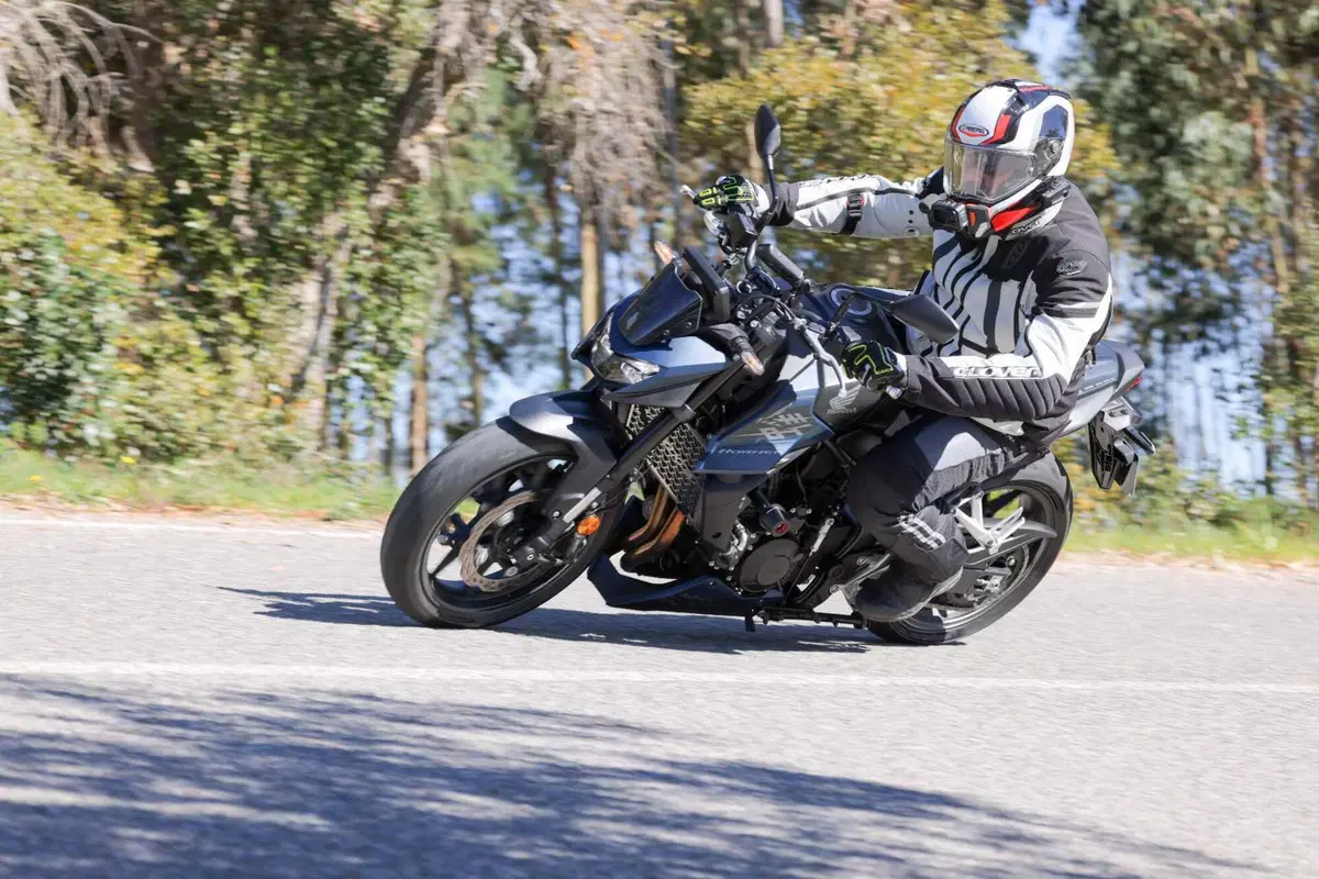 Honda Hornet 750 2026 E-Clutch: è davvero efficace questa frizione automatica? [VIDEO] (15)