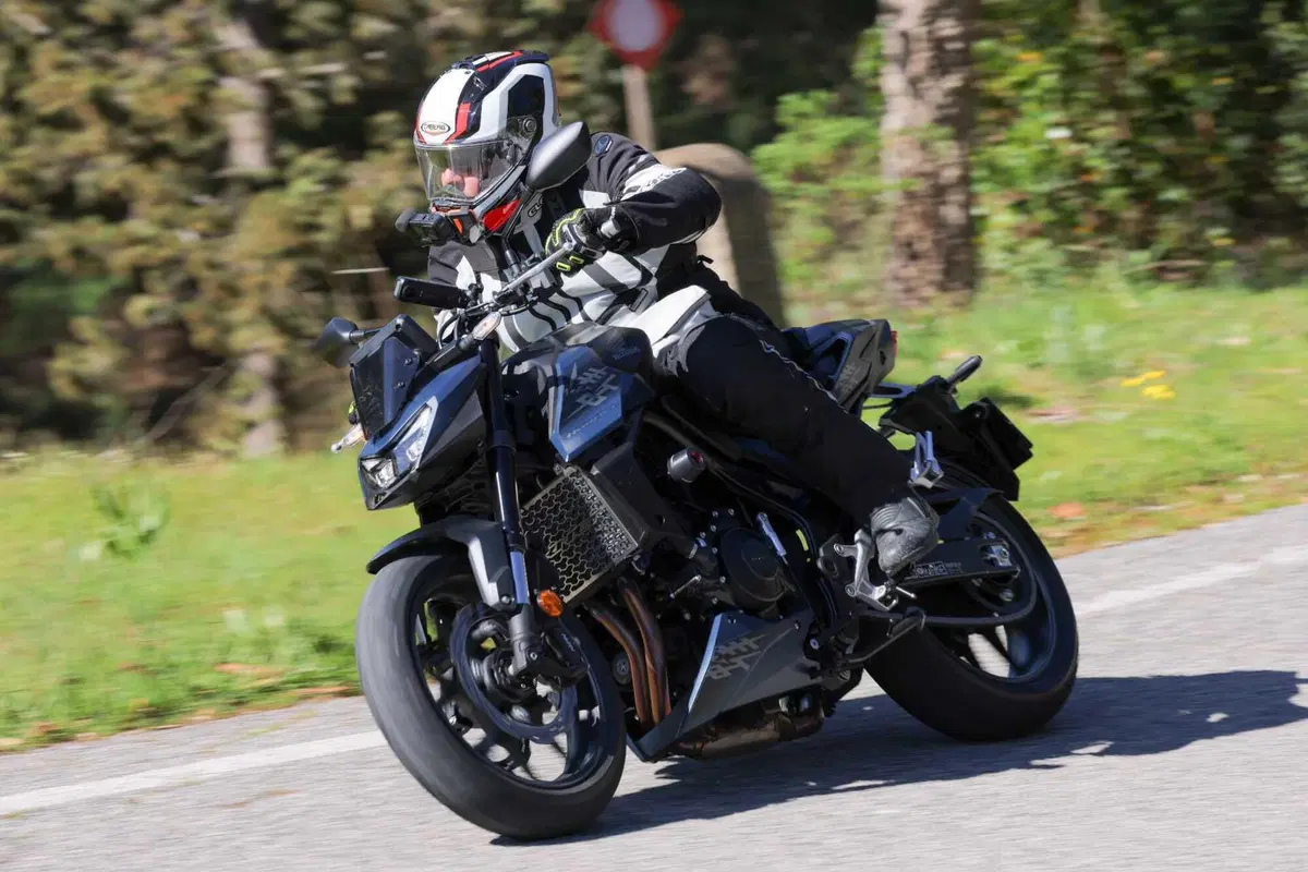 Honda Hornet 750 2026 E-Clutch: è davvero efficace questa frizione automatica? [VIDEO] (18)
