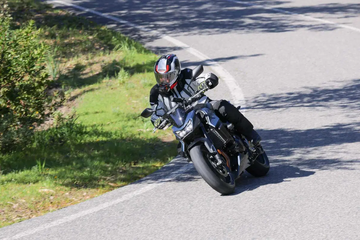 Honda Hornet 750 2026 E-Clutch: è davvero efficace questa frizione automatica? [VIDEO] (20)