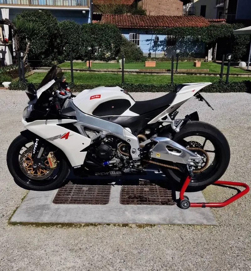 Aprilia RSV4 R (2009 - 12) (3)